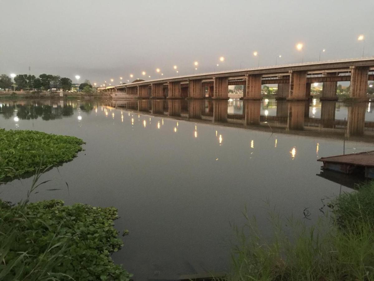 Home By The Bridge Hotel Kamphaeng Phet Dış mekan fotoğraf